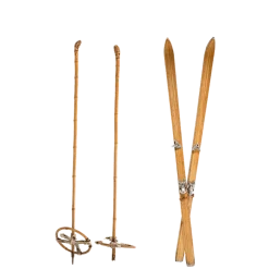 Skis et batons de ski en bois