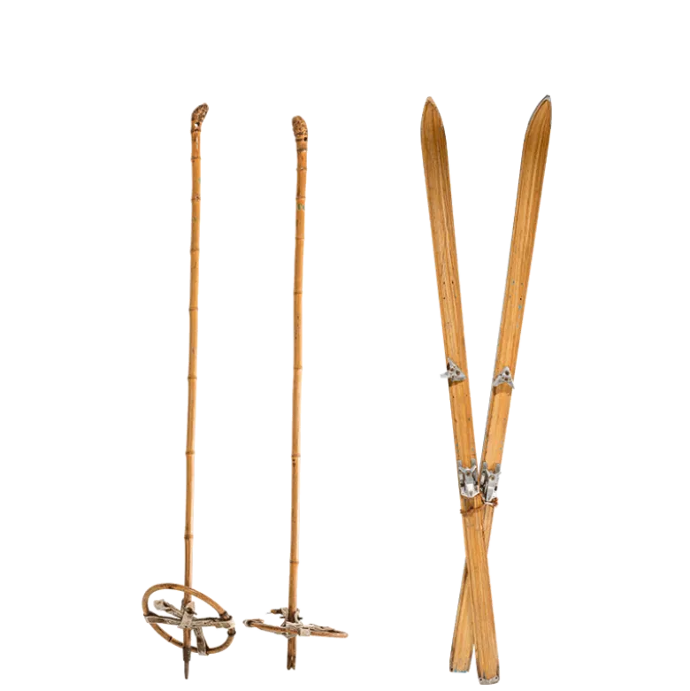 Skis et batons de ski en bois